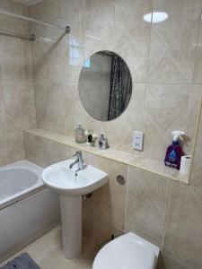 Cosy, Sleeps 6, First floor, Parking, Beautiful market town, Llani