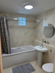 Cosy, Sleeps 6, First floor, Parking, Beautiful market town, Llani