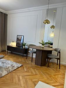 Paris in Warsaw Apartment near Hala Mirowska