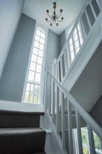 Charming Village Townhouse, 5 Mins to Beach, Sleeps 8