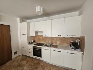 Apartment Kastanija with Balcony and Sea View