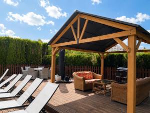 Premium Villa! Heated pool, free bikes, games, BBQ & more!