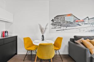 Art-touched Apartment with Pyramid View