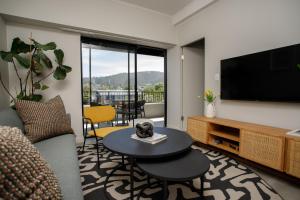 Seahorse - Top Floor Premium 2 Bedroom Apt with Parking