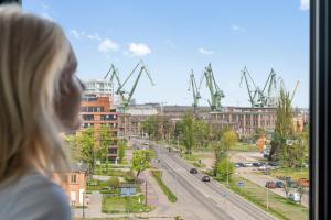 DOKI Living Apartments - Foodhall & Parking by Downtown Apartments