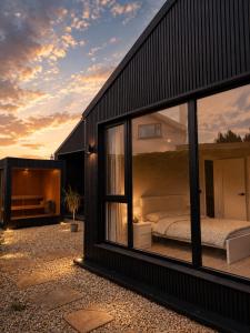 Luxury Deerpark Villa Iconic Rock Views & Outdoor Sauna sleeps 16 Guests