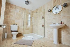 Charming Village Townhouse, 5 Mins to Beach, Sleeps 8