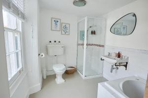 Charming Village Townhouse, 5 Mins to Beach, Sleeps 8