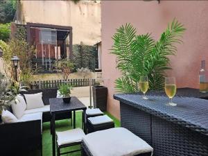 Double bedroom in spacious apartment with terrace center lisbon