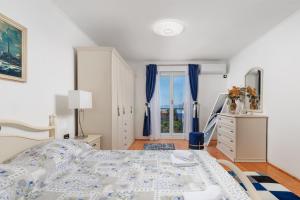 Domagoj Luxury Apartments with Pool & Seaview by Irundo
