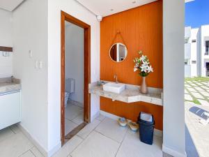 Apto em condomínio próximo a praia do mutá (Resort Latorre). Condomínio com piscina e área gourmet.