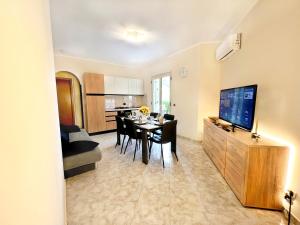 L Antico Scoglio Appartamenti comfort Nocera Terinese Scalo - Fino a 11 Ospiti - Piscina - Navetta Aeroporto-Stazione & Multi-Destinazioni - Spiaggia a 300mt - Giardino e Zona pranzo allaperto - WiFi & SmartTV - Aria Condizionata