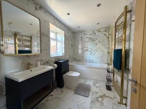6 Bed 2,5 Bath Executive Contractor and Visitor Stay, off Street Parking 2 Vans or 3 Cars, Super Fast WiFi, Close to Leeds and Bradford