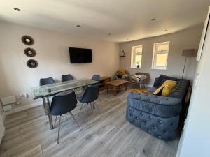 6 Bed 2,5 Bath Executive Contractor and Visitor Stay, off Street Parking 2 Vans or 3 Cars, Super Fast WiFi, Close to Leeds and Bradford