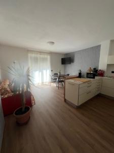 Ca-Bertera-mit-Garten-Grillecke