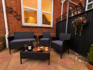 Historic Charming Seaside Apartment with Parking - Walk to Beach - Sleeps 4