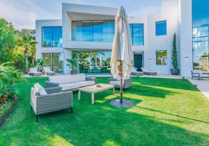 Luxurious 7 Bedroom Holiday House with Private Pool in Pietrosella