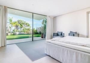 Luxurious 7 Bedroom Holiday House with Private Pool in Pietrosella