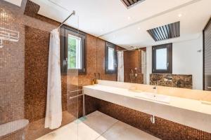 Luxurious 7-Bedroom House with Private Pool in Benidorm