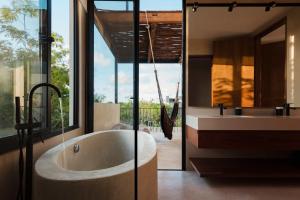 Luxury 5 Bedroom Pool Tiki Bar & Outdoor Gym