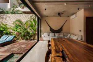 Luxury 5 Bedroom Pool Tiki Bar & Outdoor Gym