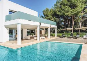Luxurious 7-Bedroom Holiday House in Pescola with Pool