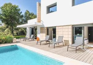 Luxurious 7-Bedroom Holiday House in Pescola with Pool