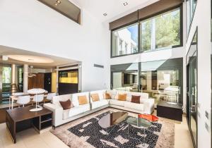 Luxurious 7-Bedroom Holiday House in Pescola with Pool