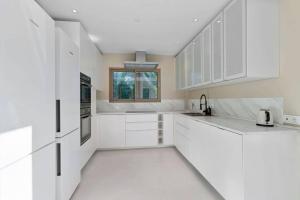 Luxurious 7-Bedroom Holiday House with Private Pool in Estepona