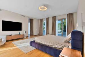 Luxurious 7-Bedroom Holiday House with Private Pool in Estepona