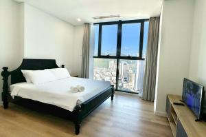 Beachfront 2 BR Free infinity pool Sea view