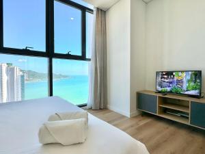 Beachfront 2 BR Free infinity pool Sea view
