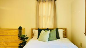 Large 3 Bedrooms Family Home with 10-Mins Walk to Red Line