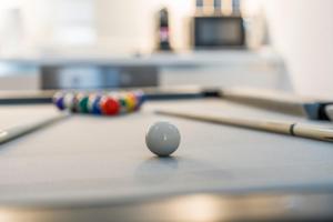 1BR Sleeps 6 Free Parking Pool table