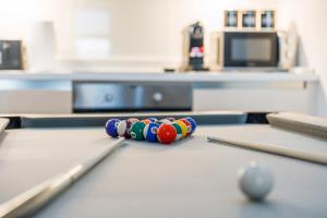 1BR Sleeps 6 Free Parking Pool table