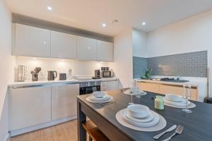 1BR Sleeps 6 Free Parking Pool table
