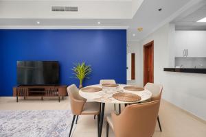 Comfort Meets Location - Walk to Dubai Mall & Burj Khalifa