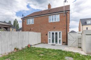 Stylish 2BDR House w Parking Near Heathrow