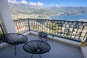Luxury hilltop apartment with parking & sea view