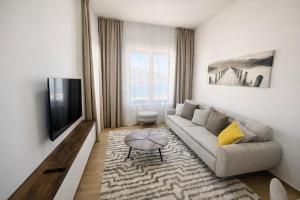 Luxury hilltop apartment with parking & sea view