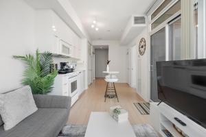 1BR - 1 Bath - 3 Guests - Free Parking - Near CN Tower - By Hostia