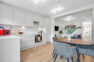 2 Bed Ground Floor Apartment with Garden & Parking