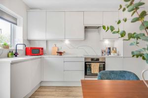2 Bed Ground Floor Apartment with Garden & Parking