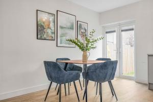 2 Bed Ground Floor Apartment with Garden & Parking