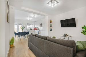 2 Bed Ground Floor Apartment with Garden & Parking