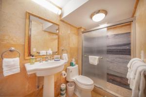 Four Paddle Condominium 2210 Thirty plus night rental