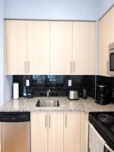 Cozy 1 Bedroom and Den - Sleeps Six - Steps Away from Station & ScotiaBank Arena