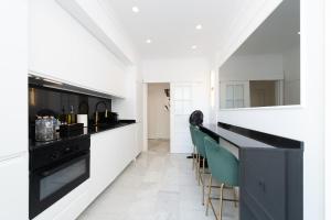 Deluxe Central Old Town Apartment