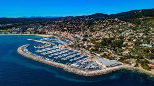 Apt 4 pers Le Lavandou bord de mer clim et parking