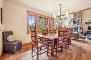 Little Bear Lodge, Large Highlands Home, Private Hot Tub, Pet Friendly, Great Views